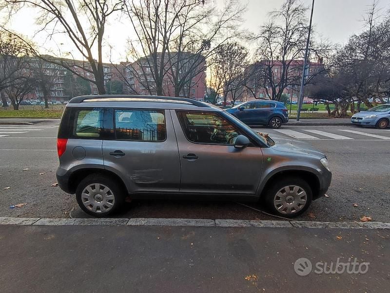 Usata Skoda Yeti 105 CV (77 kW) 2011 Grigio SUV
