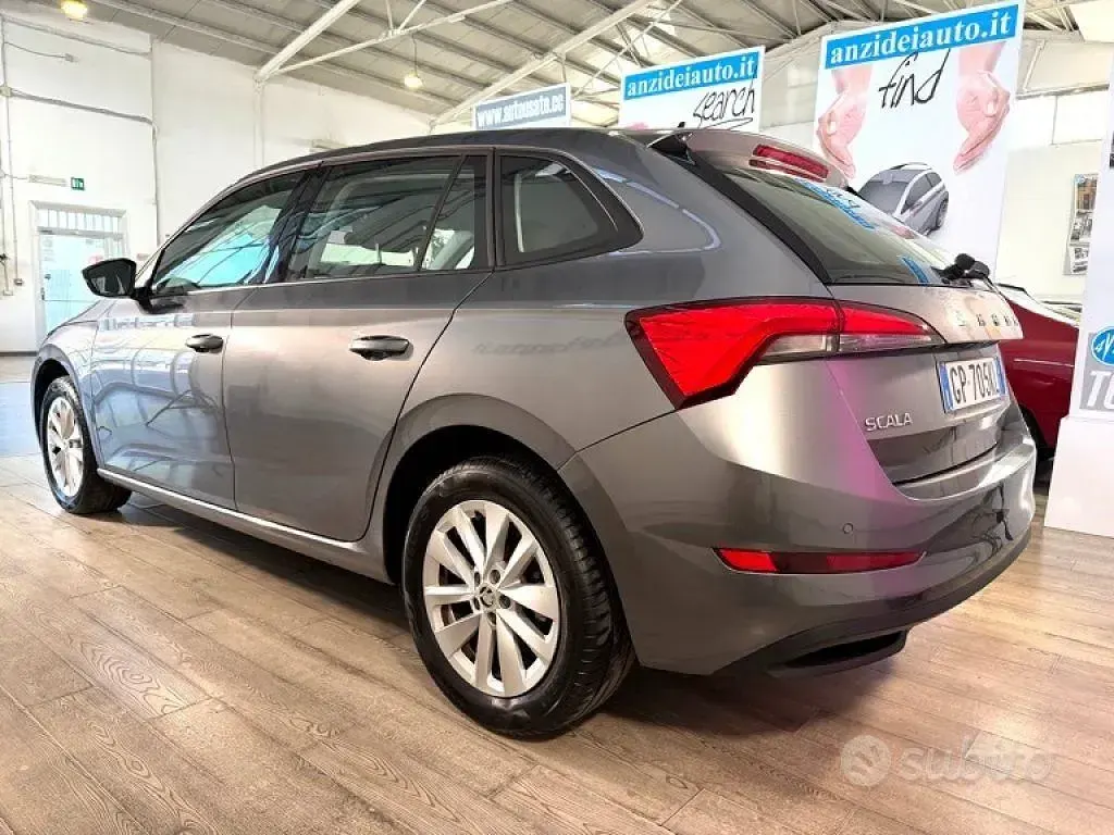 Usata Skoda Scala Ambition 95 CV (69 kW) 2023 Grigio metallizzato Utilitaria