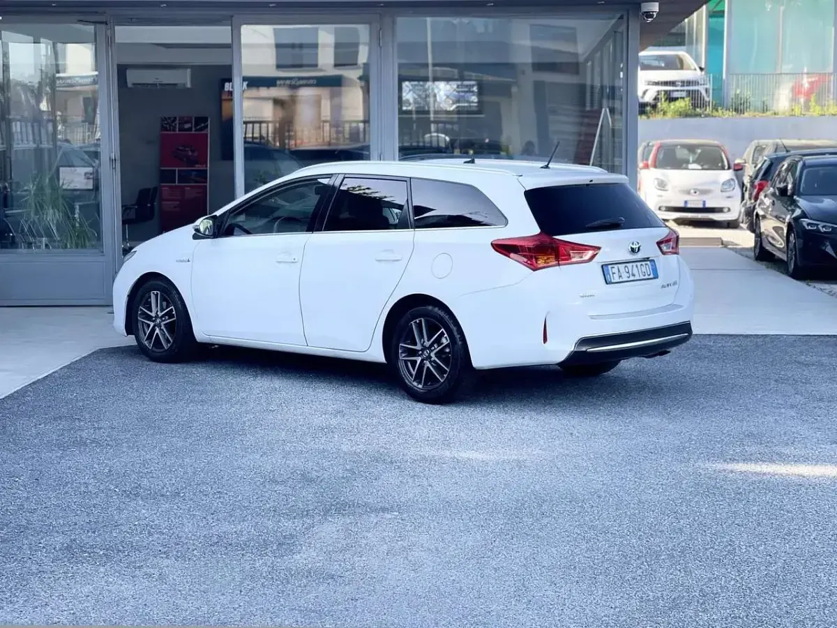 Usata Toyota Auris Hybrid 99 CV (72 kW) 2015 Bianco Station wagon
