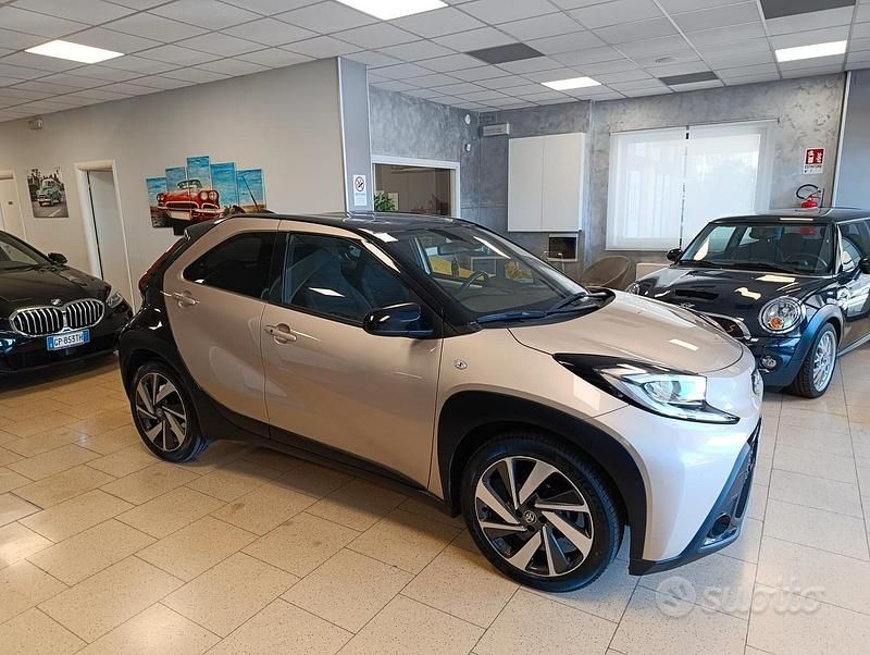 Usata Toyota Aygo X Lounge 72 CV (52 kW) 2023 Marrone SUV