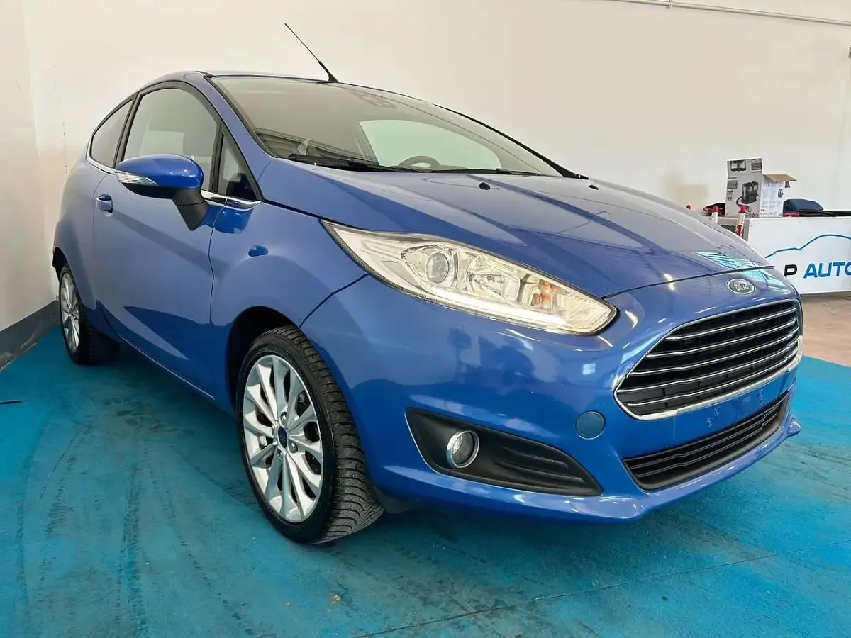 Usata Ford Fiesta 101 CV (74 kW) 2013 Blu/azzurro Berlina