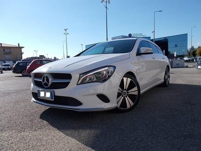 Usata Mercedes CLA200 136 CV (100 kW) 2019 Bianco / pastello Station wagon
