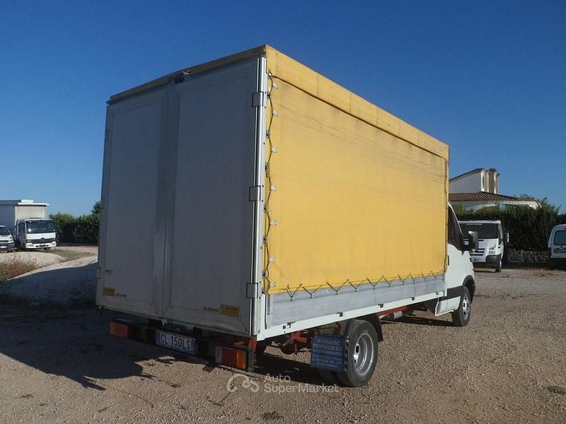 Usata Iveco 35.12 120 CV (88 kW) 2004 Bianco Furgone