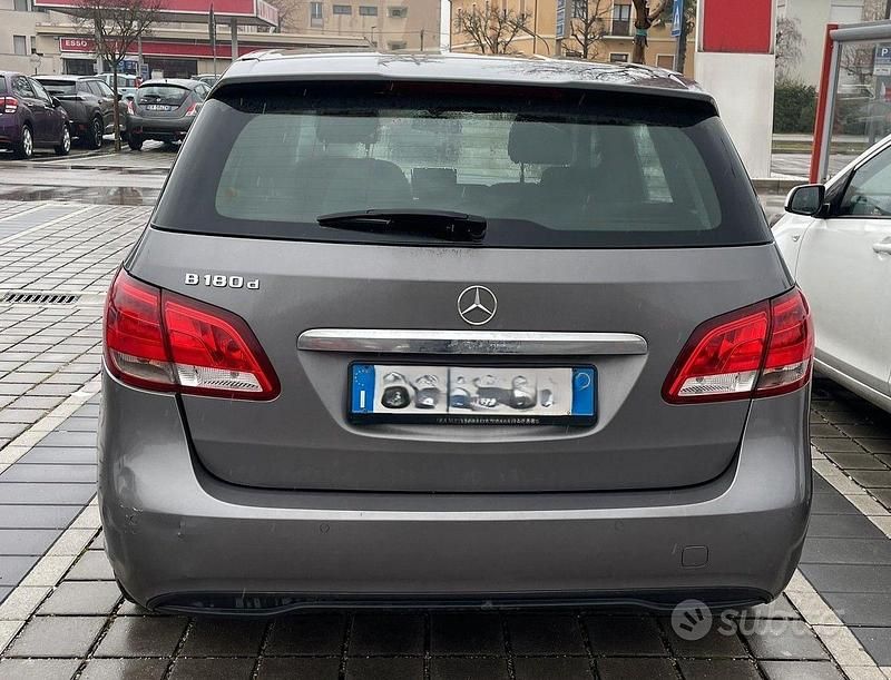 Usata Mercedes B180 Business 109 CV (80 kW) 2018 Grigio Monovolume