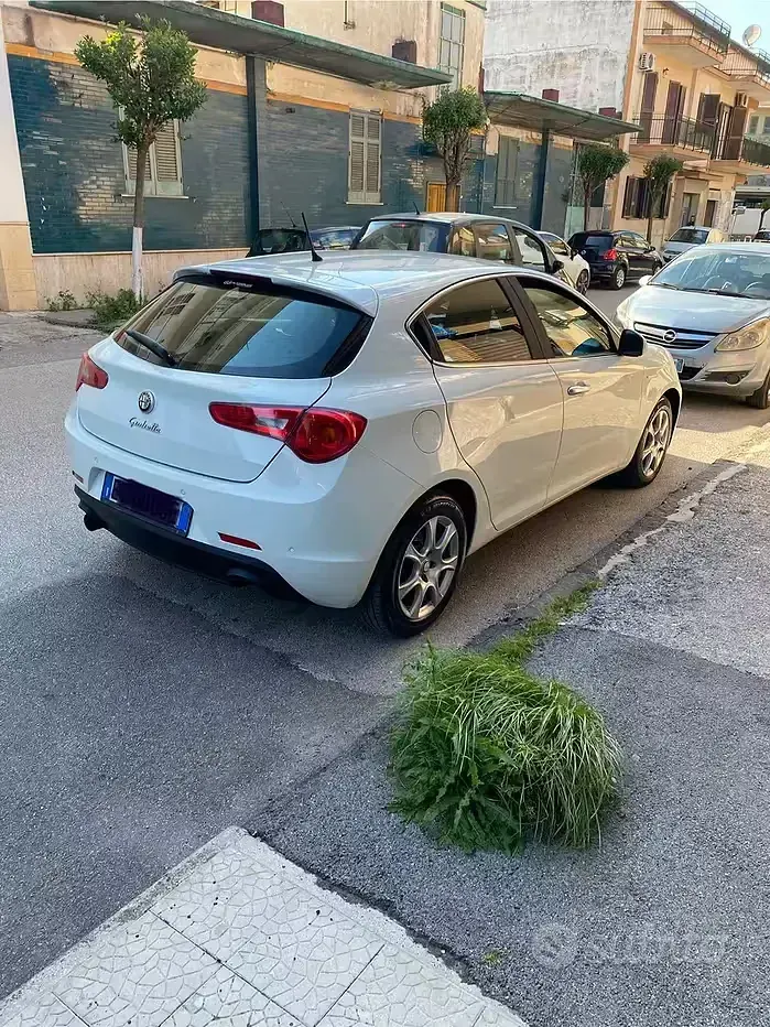 Usata Alfa Romeo Giulietta Quadrifoglio 109 CV (80 kW) 2011 Bianco Utilitaria