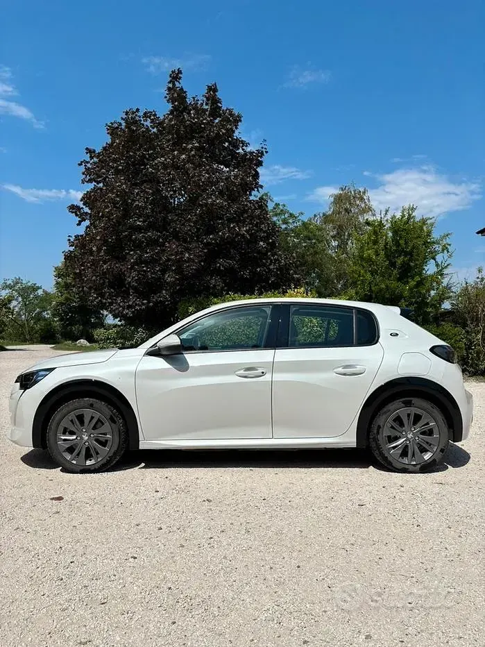 Usata Peugeot e-208 Allure 56 kW (77 CV) 2021 Bianco Utilitaria