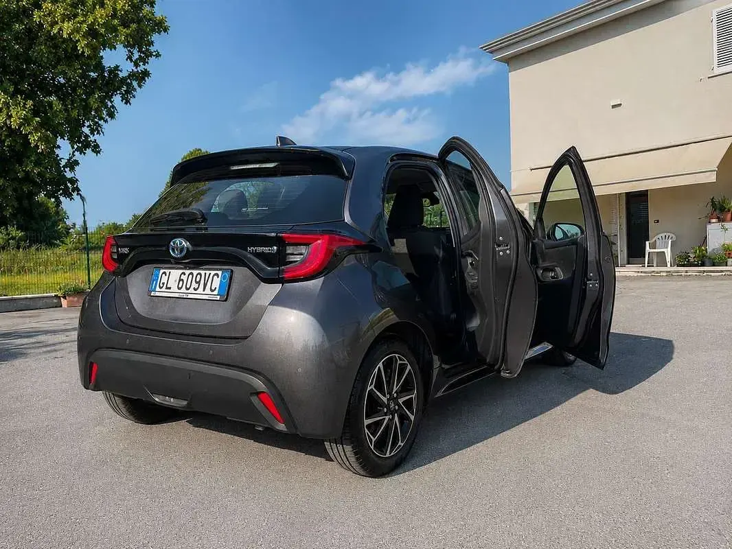 Usata Toyota Yaris Hybrid Trend 92 CV (67 kW) 2022 Berlina