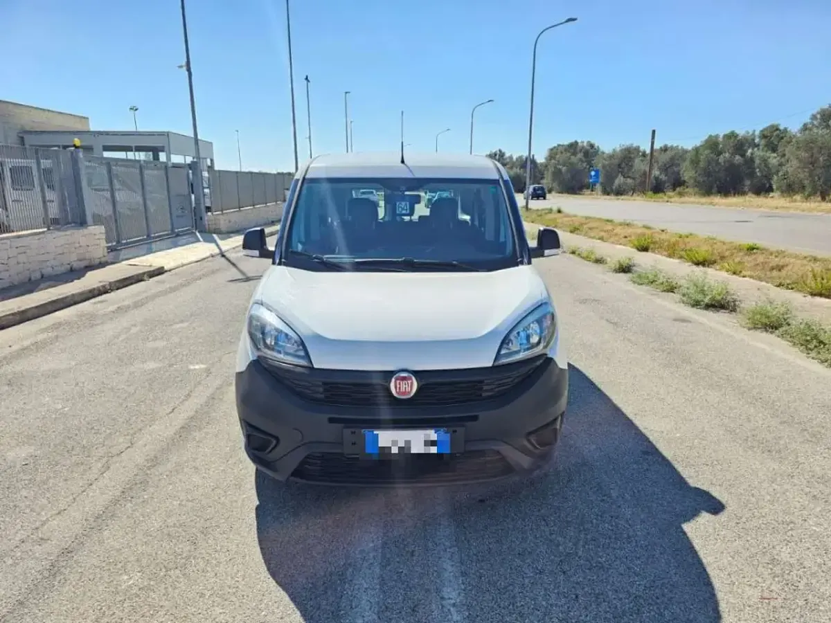 Usata Fiat Doblò Easy 90 CV (66 kW) 2022 Bianco Monovolume