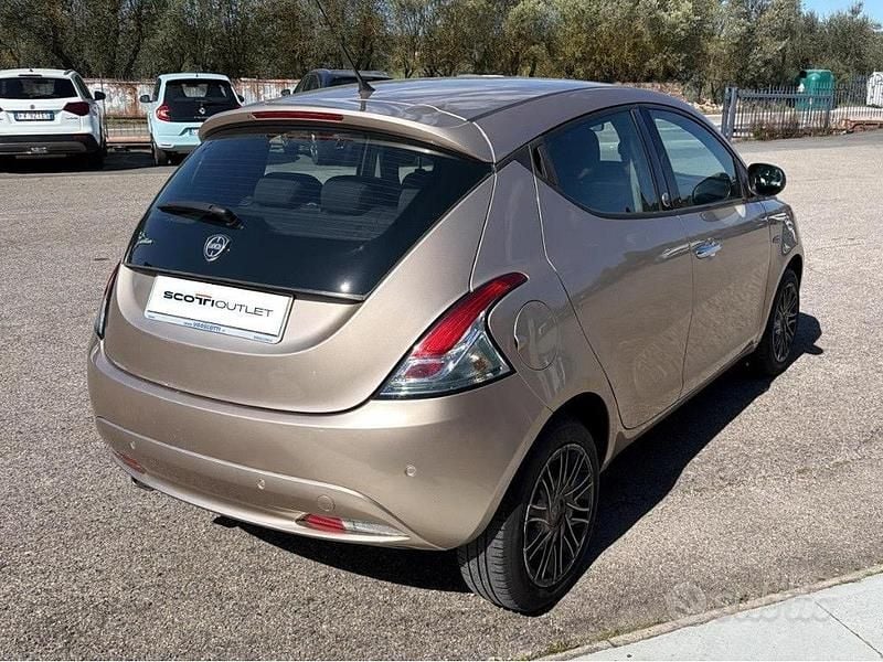 Usata Lancia Ypsilon Gold 69 CV (50 kW) 2018 Giallo Utilitaria