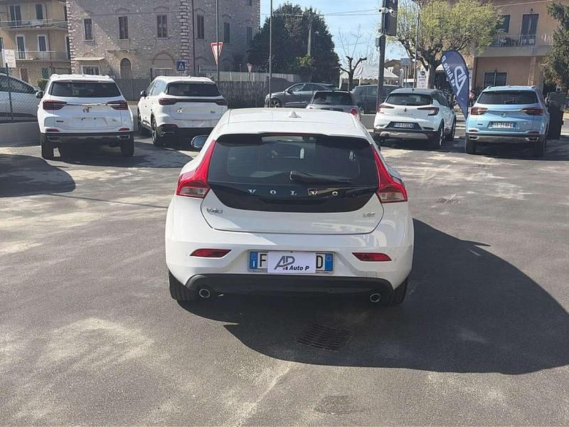Usata Volvo V40 Business Edition 120 CV (88 kW) 2019 Bianco Utilitaria
