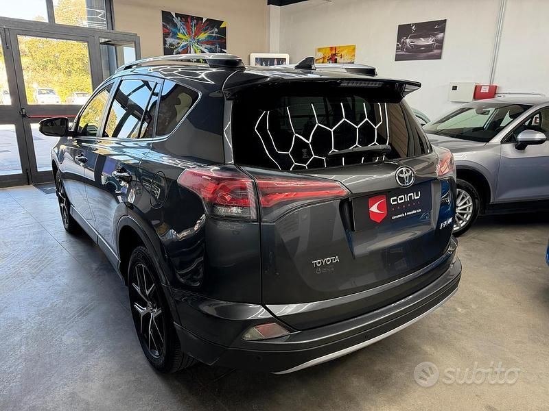 Usata Toyota RAV4 Lounge 143 CV (105 kW) 2017 Grigio SUV