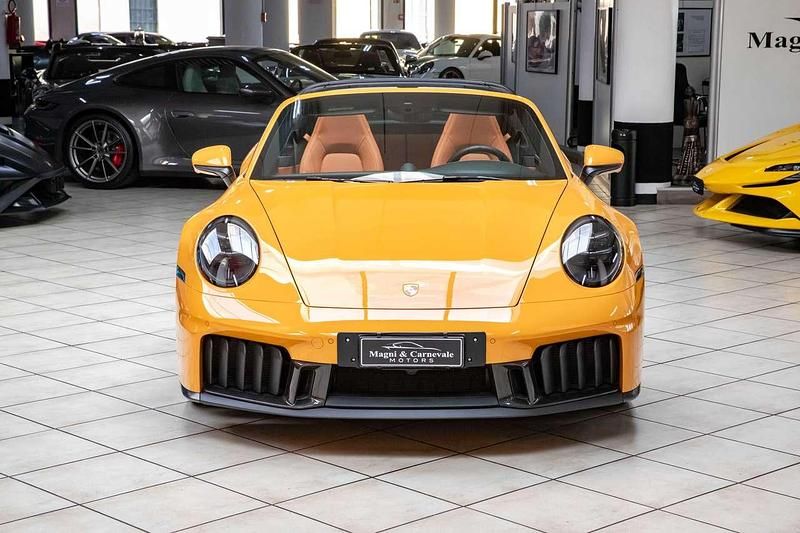 Usata Porsche 911 Chrono 541 CV (397 kW) 2024 Bahama yellow Cabrio