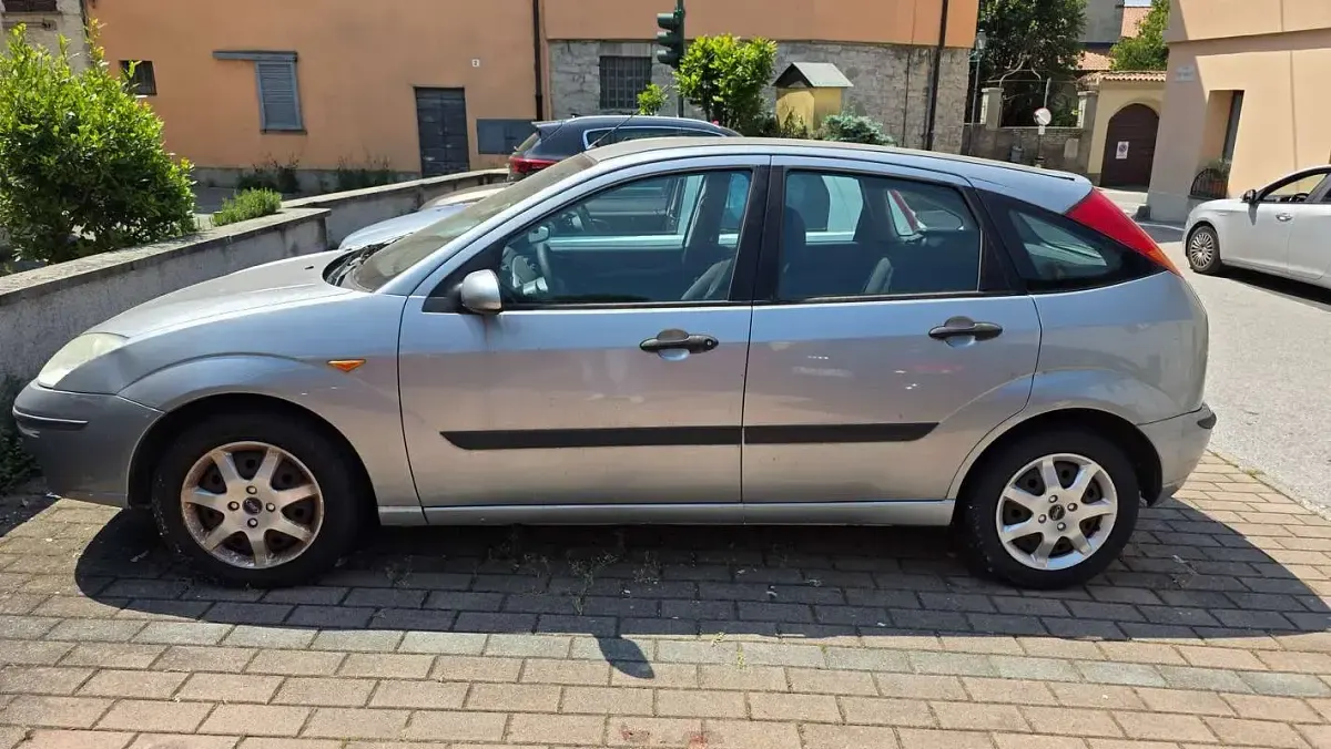 Usata Ford Focus Ambiente 101 CV (74 kW) 2002 Grigio Berlina