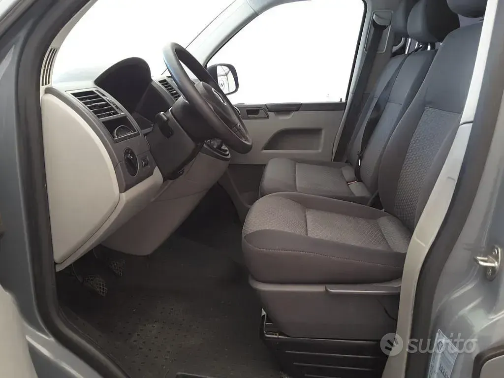 Usata VW Caravelle Comfortline 102 CV (75 kW) 2012 Grigio Furgone