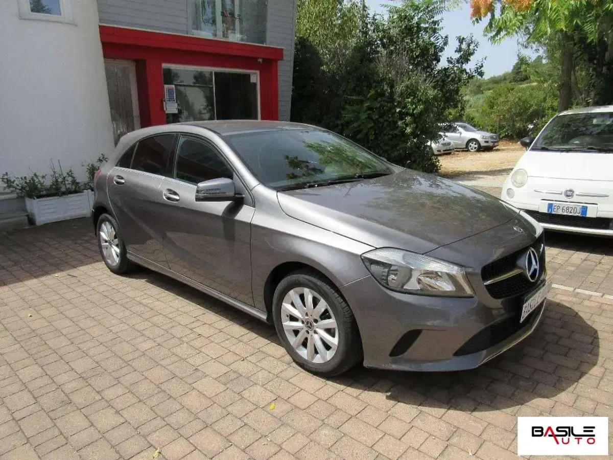 Usata Mercedes A160 Premium 90 CV (66 kW) 2018 Grigio chiaro Utilitaria