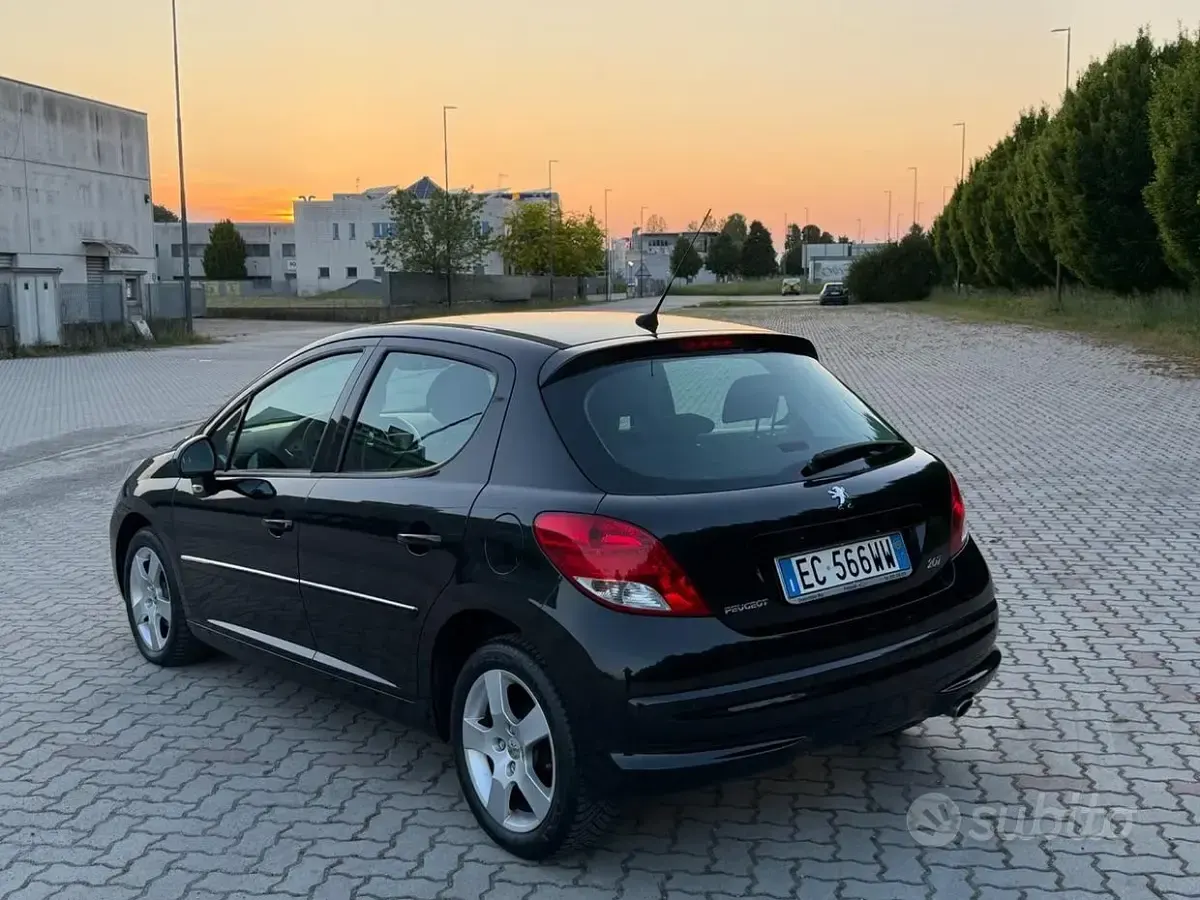 Gebraucht Peugeot 207 92 PS (67 kW) 2010 Schwarz Limousine