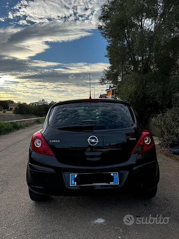 Usata 2011 Opel Corsa Tre volumi | 2000 € (Buon prezzo) - Immagine 1/4