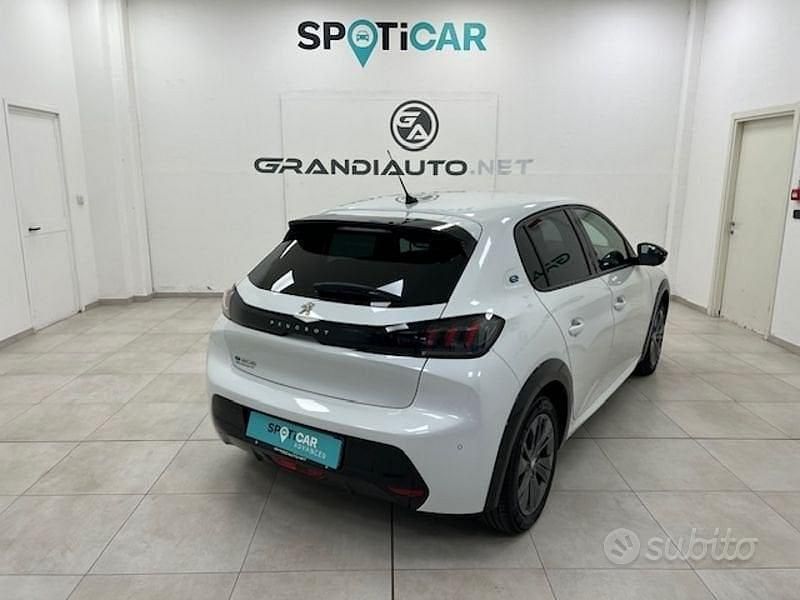 Usata Peugeot 208 Allure 100 kW (136 CV) 2022 Nero Utilitaria