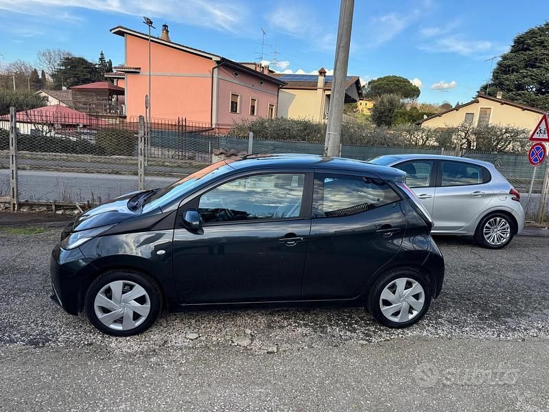 Usata Toyota Aygo X-Black 69 CV (50 kW) 2017 Verde Utilitaria