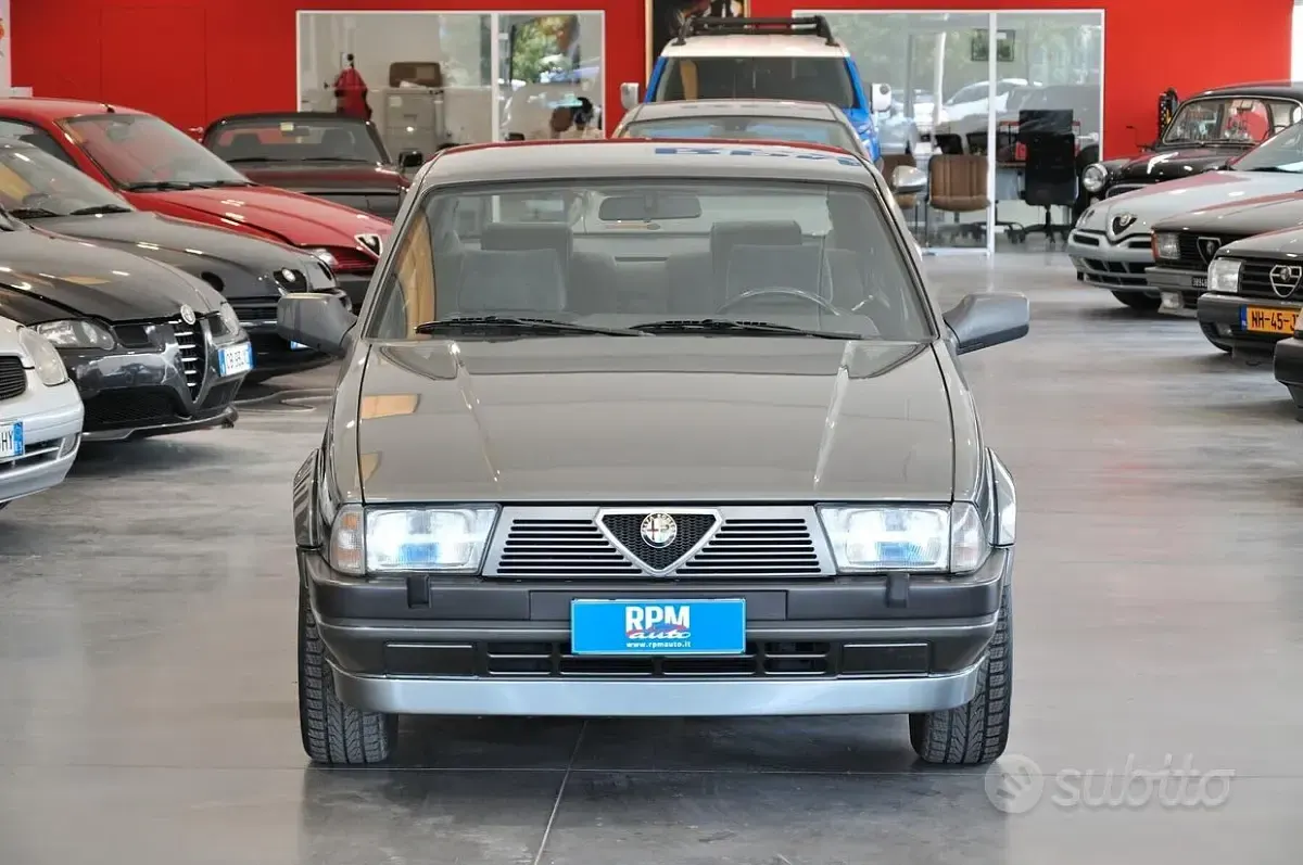 Usata Alfa Romeo 75 148 CV (108 kW) 1987 Grigio Berlina