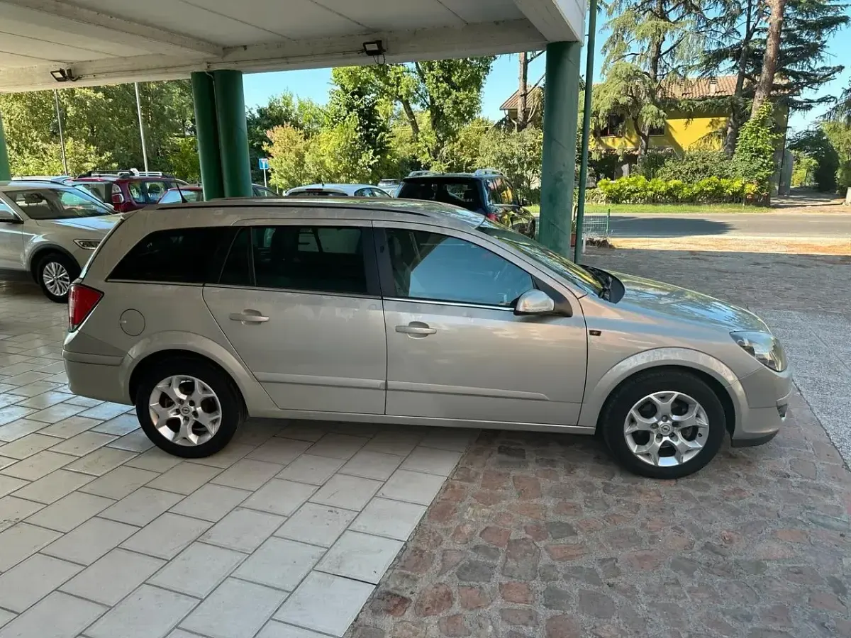 Usata Opel Astra Cosmo 105 CV (77 kW) 2005 Argento Station wagon