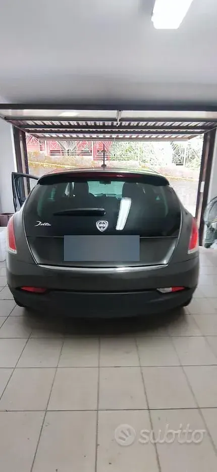 Usata Lancia Delta 120 CV (88 kW) 2012 Grigio Utilitaria