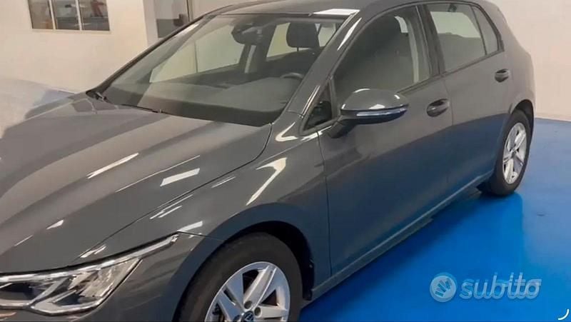 Usata VW Golf VIII Life 150 CV (110 kW) 2023 Grigio Berlina