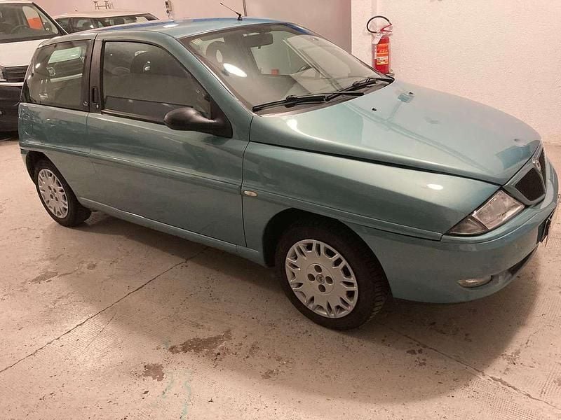 Usata Lancia Ypsilon 60 CV (44 kW) 2000 Azzurro/verde metallizzato Utilitaria