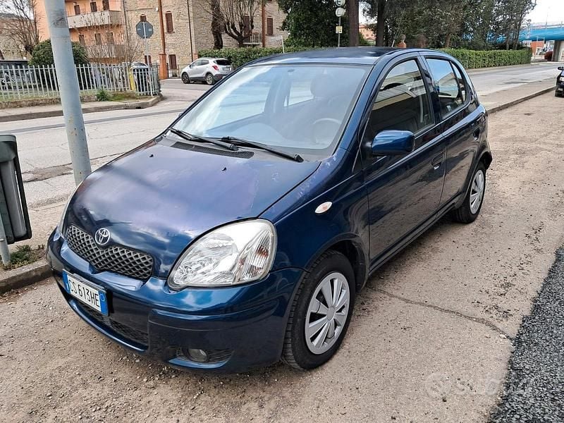 Usata Toyota Yaris 65 CV (47 kW) 2004 Blu Berlina