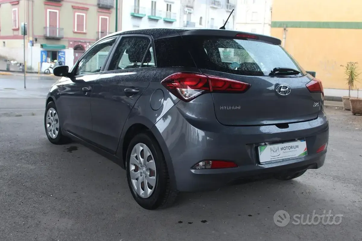 Usata Hyundai i20 Blackline 75 CV (55 kW) 2017 Grigio Berlina