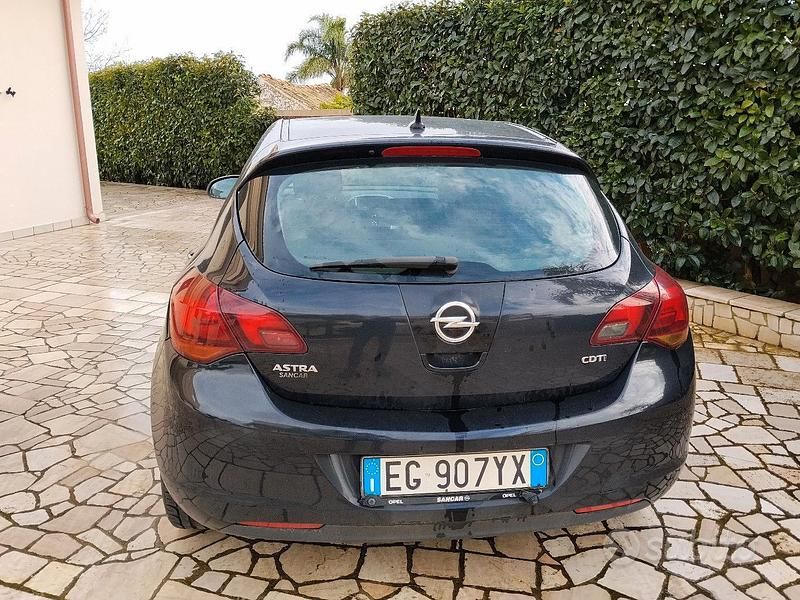 Usata Opel Astra 101 CV (74 kW) 2011 Berlina