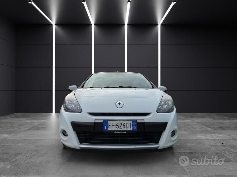 Usata 2010 Renault Clio III Due volumi | 2900 € (Molto cara) - Immagine 1/4
