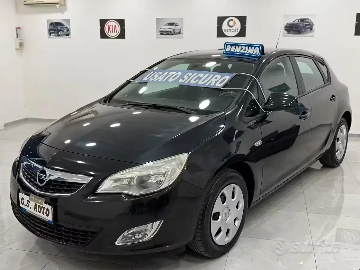 Usata Opel Astra Cosmo 100 CV (73 kW) 2012 Nero Berlina