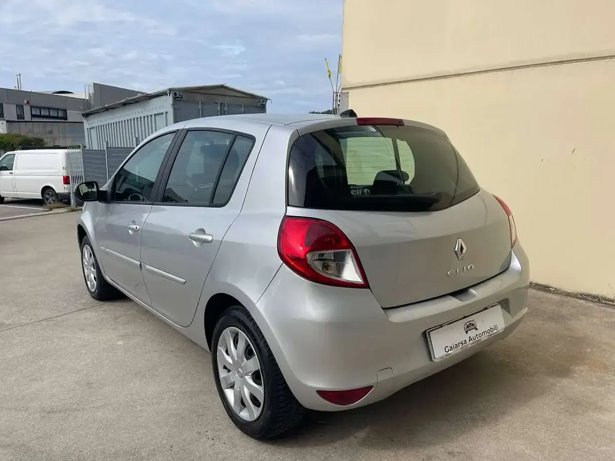 Usata Renault Clio III Dynamique 75 CV (55 kW) 2012 Argento Berlina