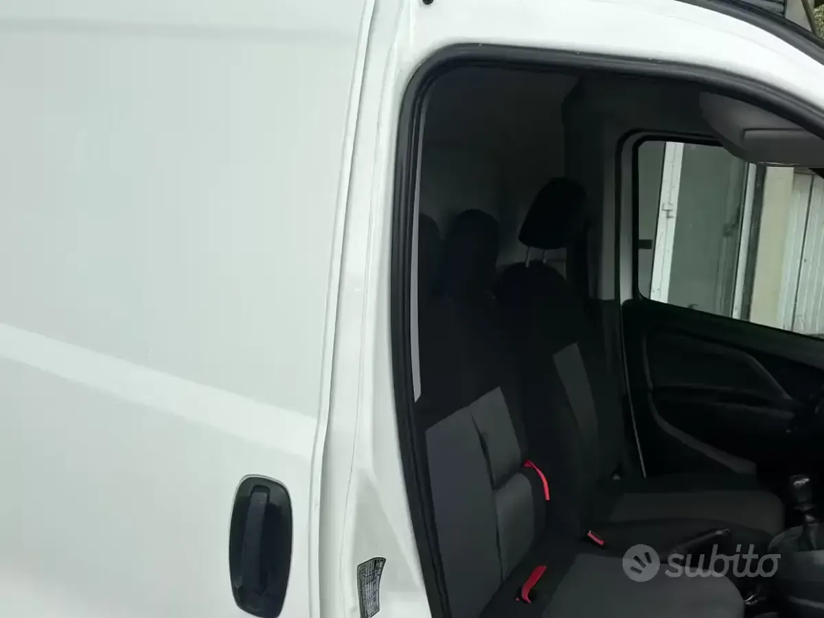 Usata Fiat Doblò 105 CV (77 kW) 2022 Bianco Monovolume