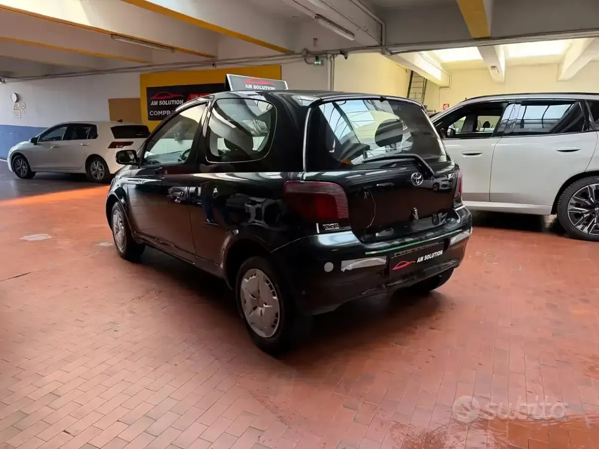 Usata Toyota Yaris 86 CV (63 kW) 2000 Nero Berlina
