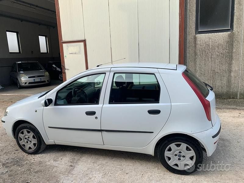 Usata Fiat Punto 60 CV (44 kW) 2003 Bianco Utilitaria