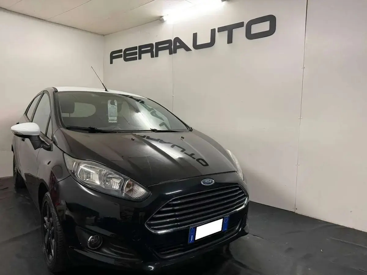 Usata Ford Fiesta 101 CV (74 kW) 2016 Nero Utilitaria
