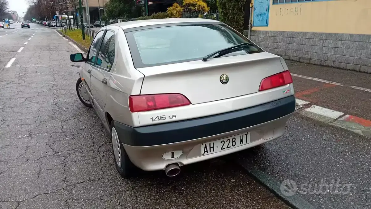 Usata Alfa Romeo 146 103 CV (75 kW) 1995 Grigio Utilitaria