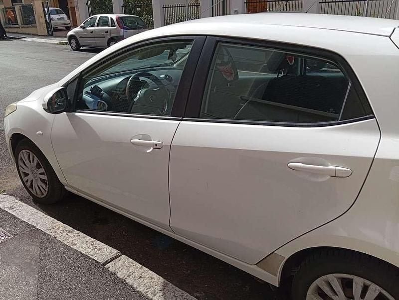 Usata Mazda 2 72 CV (52 kW) 2010 Bianco Berlina