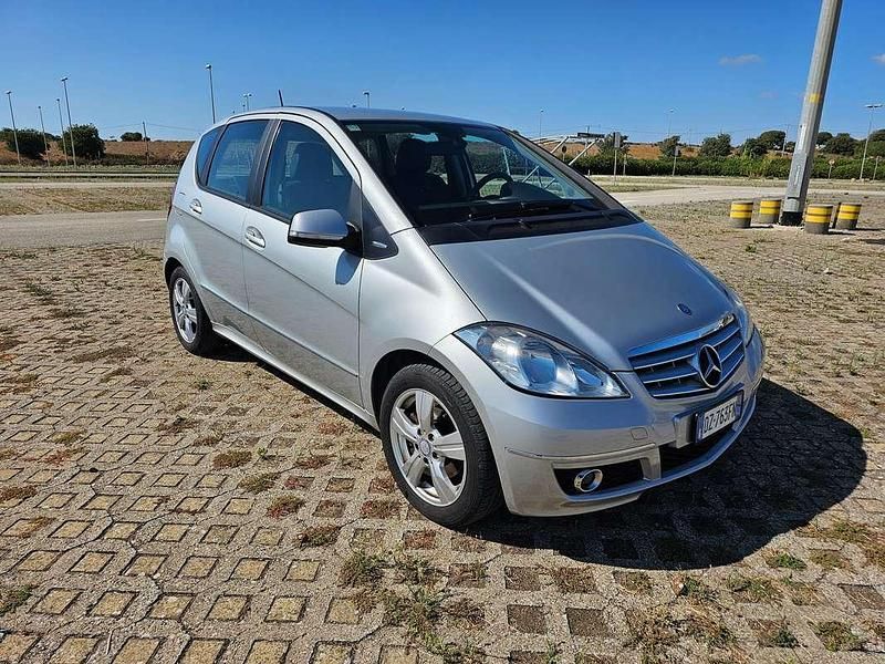 Argento Usata 2009 Mercedes A180 Avantgarde Monovolume | 4500 € (Molto cara) - Immagine 1/4
