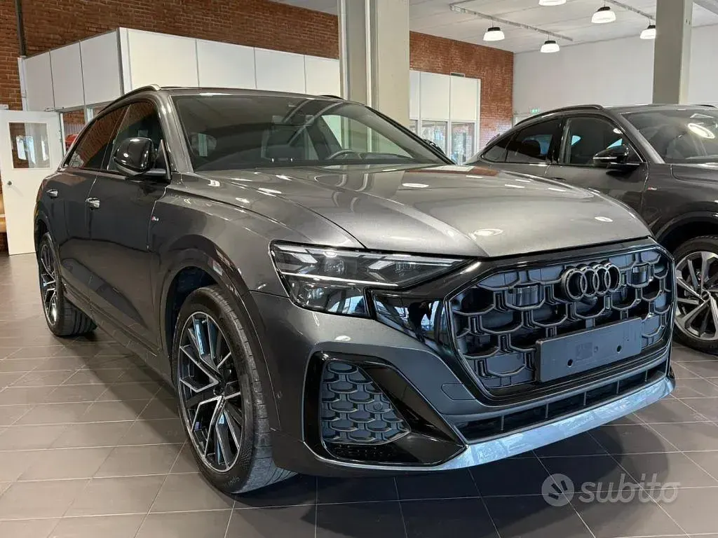 Usata Audi Q8 S-Line 286 CV (210 kW) 2025 Grigio scuro SUV