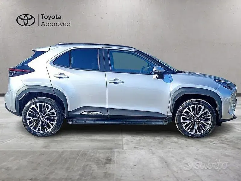 Usata Toyota Yaris Cross Lounge 116 CV (85 kW) 2023 Grigio SUV