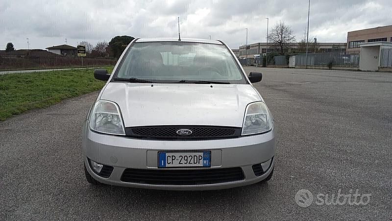 Usata Ford Fiesta 75 CV (55 kW) 2004 Grigio Utilitaria