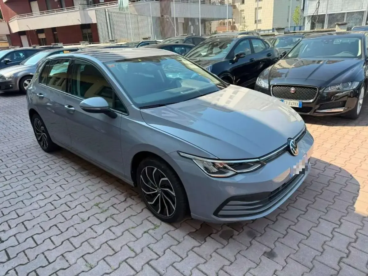 Usata VW Golf VIII Life 116 CV (85 kW) 2022 Nardu gray Berlina