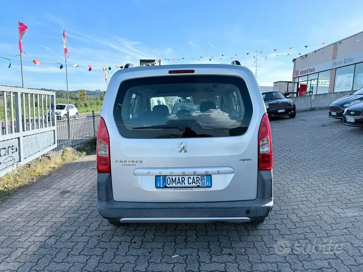 Usata Peugeot Partner Tepee 90 CV (66 kW) 2011 Grigio Monovolume