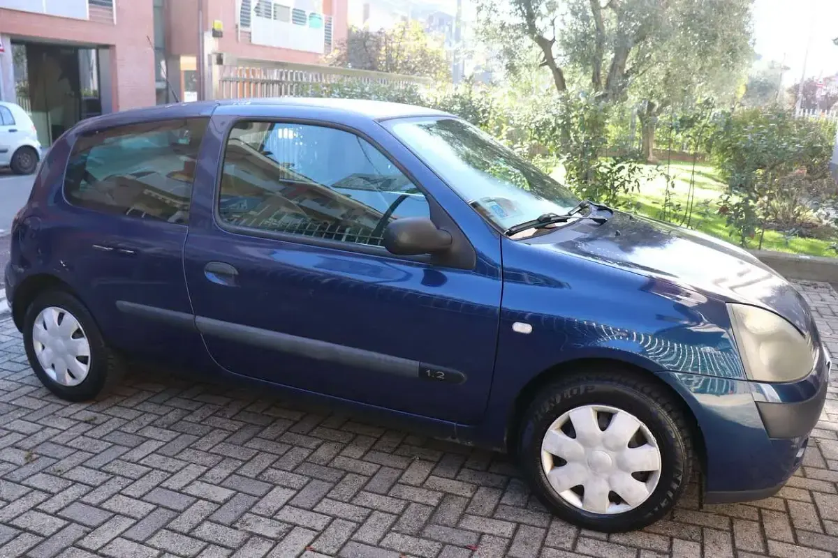 Usata Renault Clio II Authentique 58 CV (42 kW) 2004 Blu/azzurro Berlina