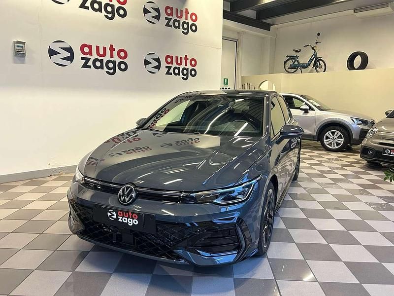 Grigio Nuova 2025 VW Golf VIII R-line Tre volumi | 34.990 € (Buon prezzo) - Immagine 1/4