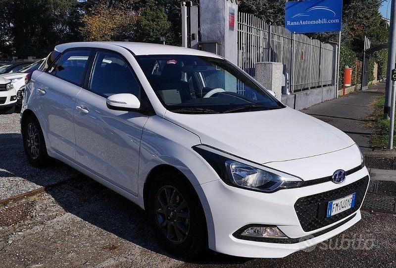 Bianco pastello Usata 2017 Hyundai i20 Comfort Tre volumi | 9800 € (Buon prezzo) - Immagine 1/4