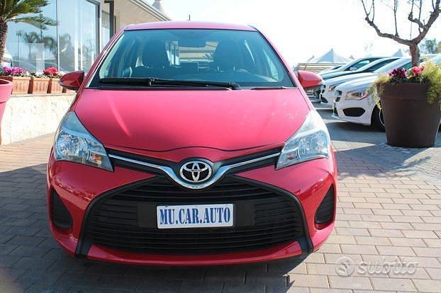 Usata Toyota Yaris Active 69 CV (50 kW) 2016 Rosso Berlina